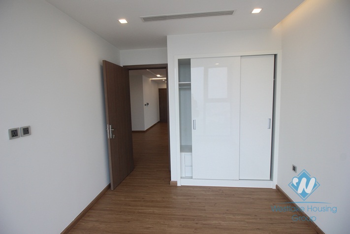 Waiting to be furnished four bedrooms apartment in Vinhome Metropolis, Ba Dinh district, Ha Noi